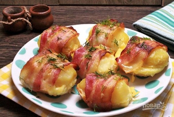 Картофель с беконом, запеченный в духовке
