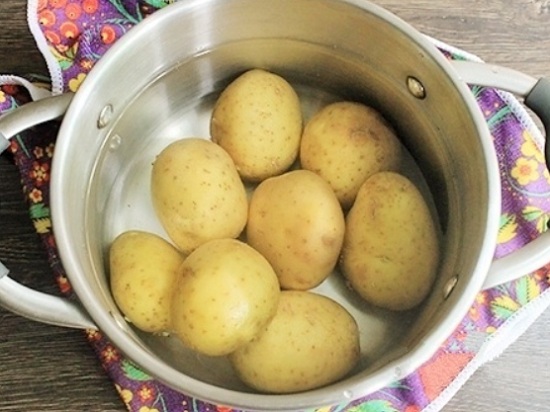 Промоем картофельные корнеплоды, не очищая их