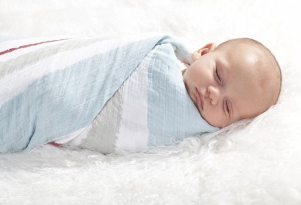 Новорожденный спящий в пеленке