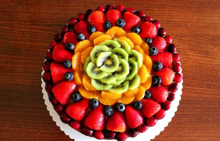 fruktovo-yagodnoe-ukrashenie-torta
