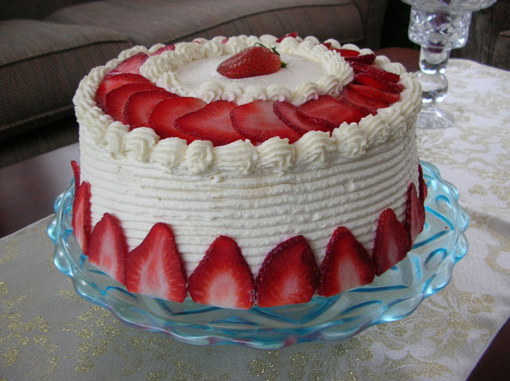 Как украсить торт клубникой просто и оригинально?