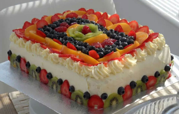 krasivoe-oformlenie-torta-fruktami