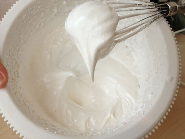 Разновидности белкового крема для украшения тортов и десертов